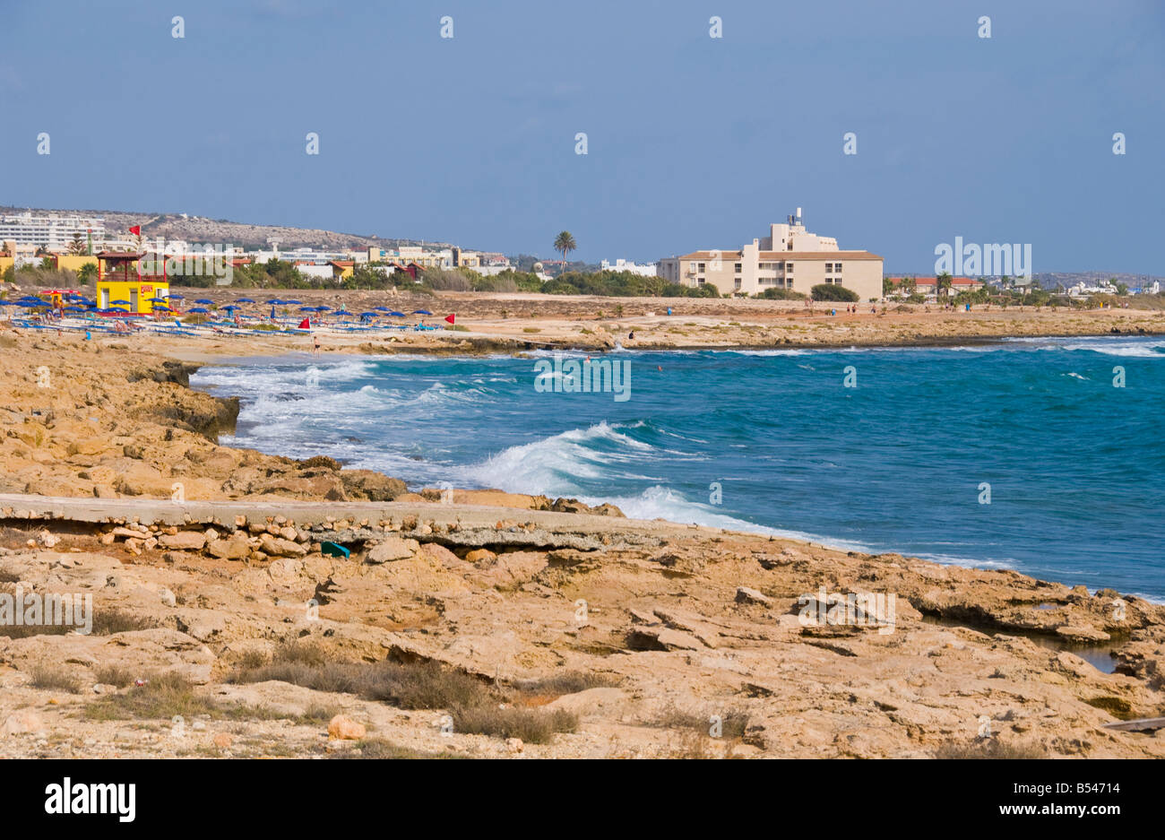 Vista sulla spiaggia vicino a Ayia Napa sull'isola Mediterranea di Cipro UE Foto Stock