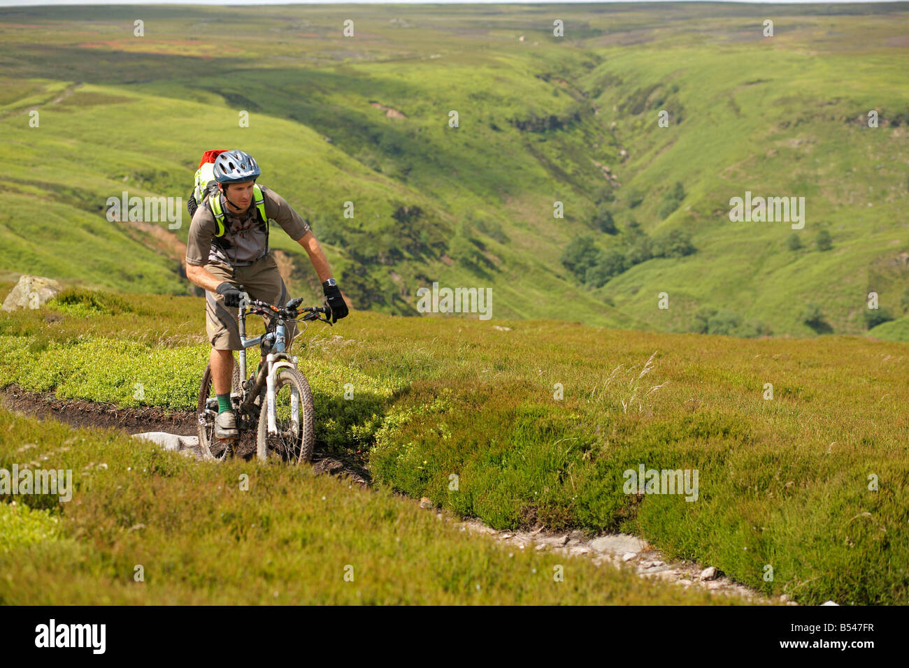 Mountain Biker giostre nel North Yorkshire Moors Foto Stock