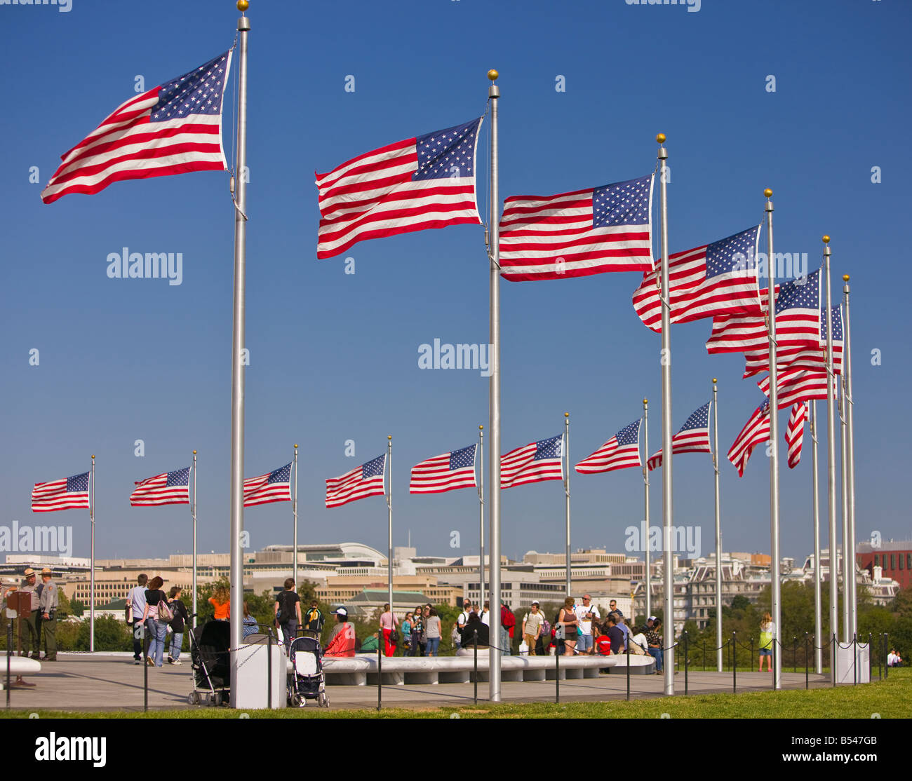 WASHINGTON DC turisti USA Stati Uniti bandiere sui pennoni presso il Monumento di Washington Foto Stock