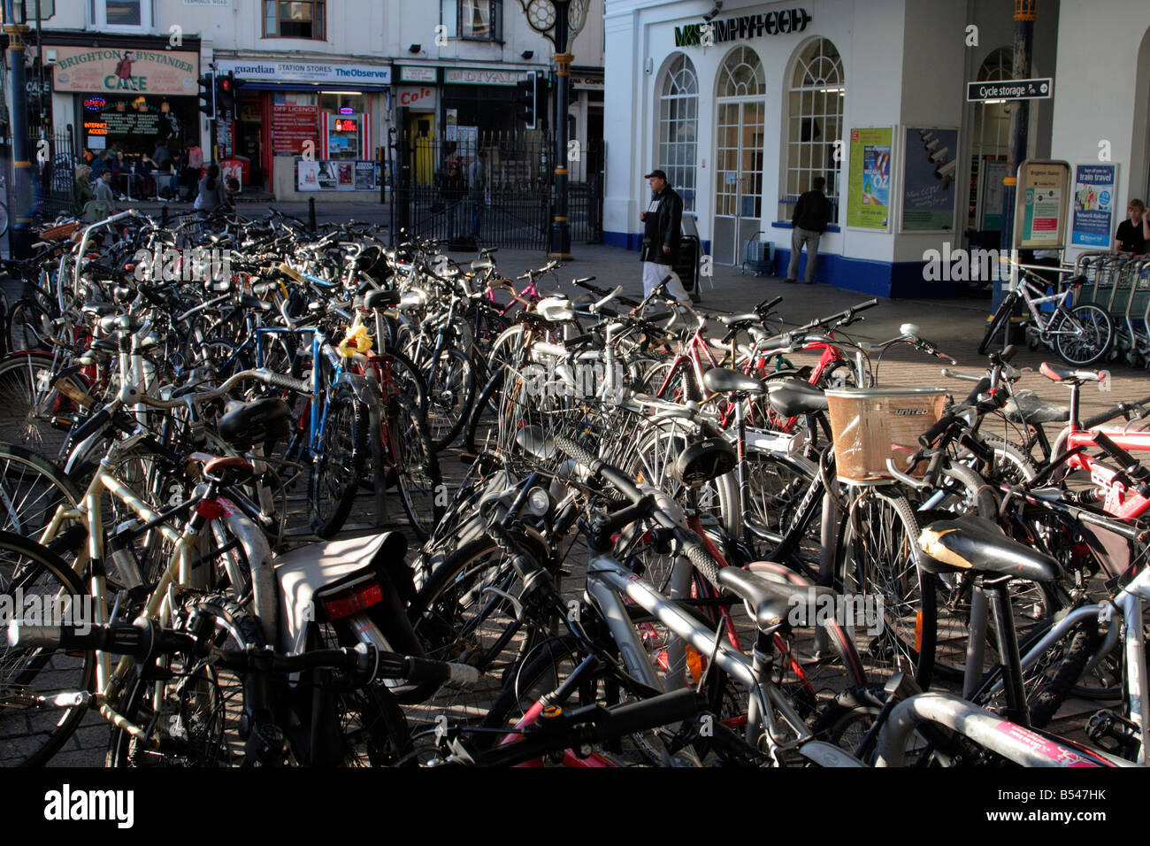 BICYLCES parcheggiata fuori la stazione di Brighton SUSSEX REGNO UNITO Foto Stock