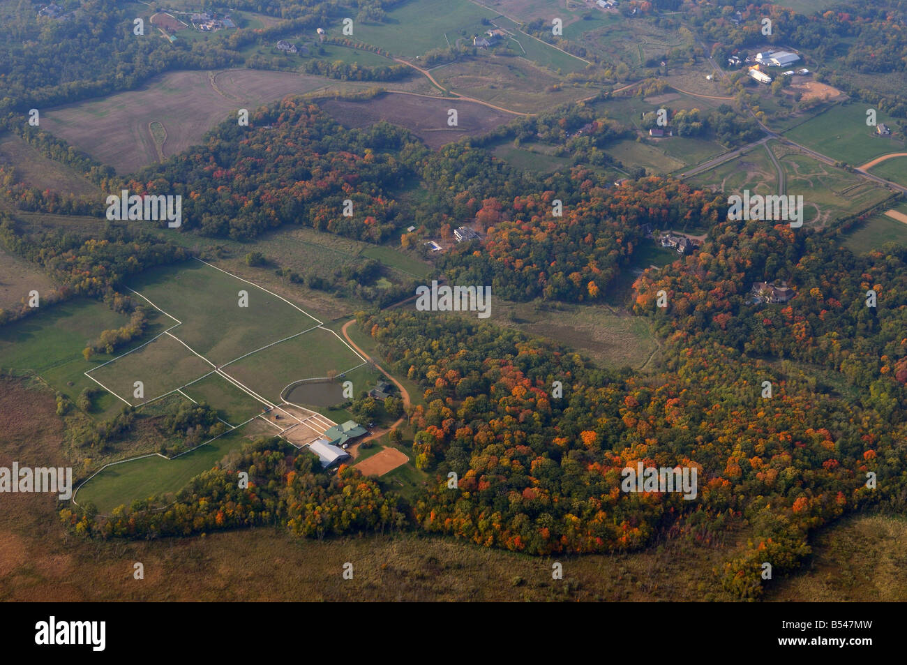 Vista aerea del Minnesota allevamenti di cavalli e terreni in autunno Foto Stock