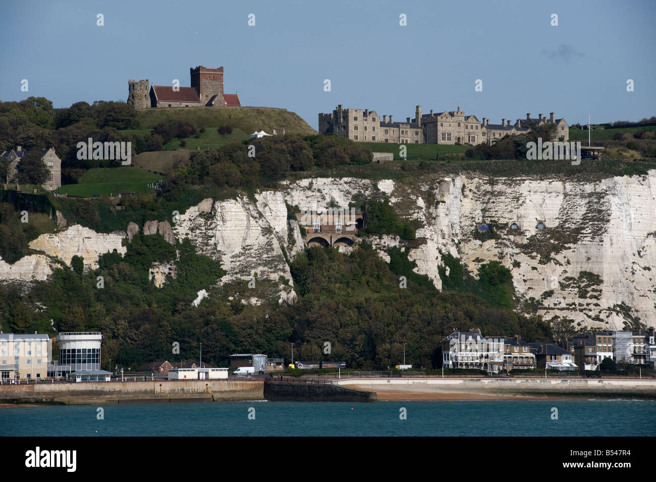 Ww2 Ramsey kent e il castello di Dover Port bianche scogliere al porto dei traghetti di proteggere Foto Stock