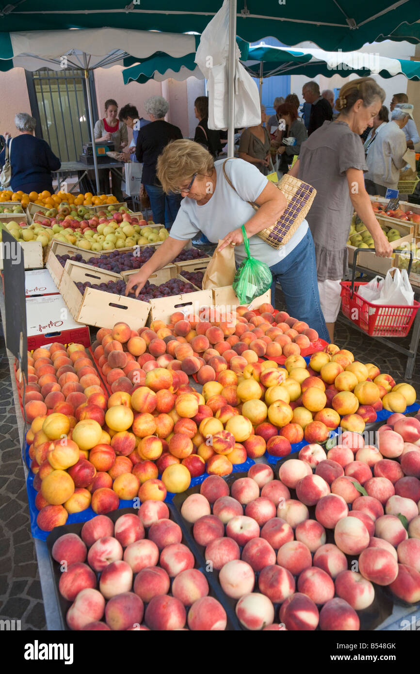 Fare acquisti su un provenzale mercato degli agricoltori in Sainte-Maxime al Cote d Azur / Provence Foto Stock