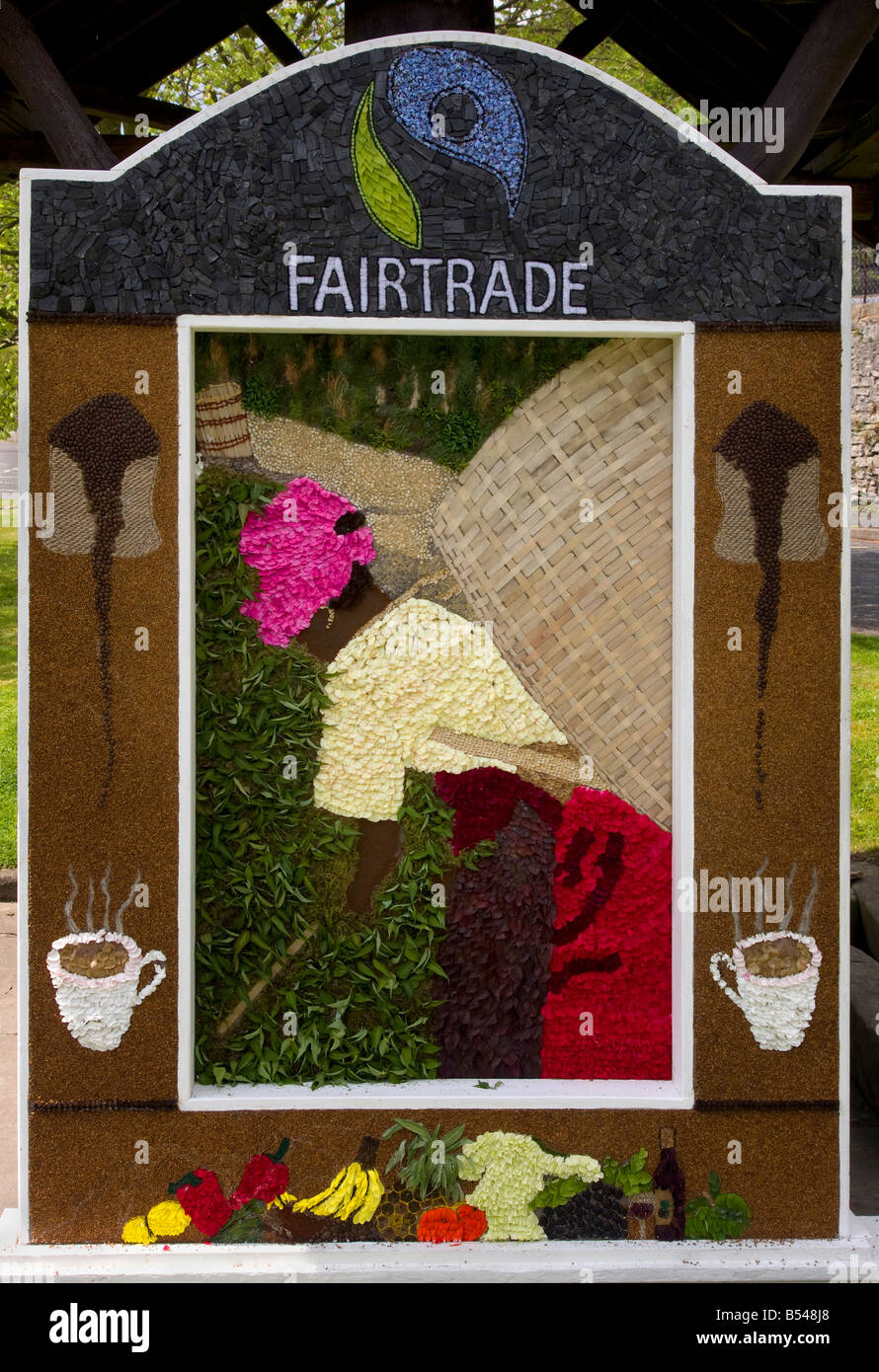 Il derbyshire tradizionale borgo ben medicazione a cressbrook su fairtrade caffè a tema Foto Stock