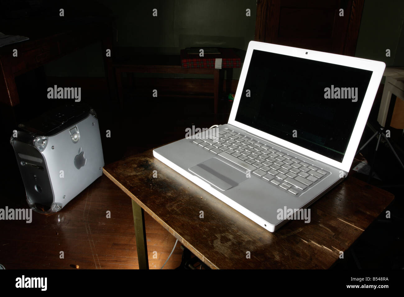 Vecchio e nuovo, un MacBook Apple computer portatile ed un argento Apple G4 tower. Foto Stock
