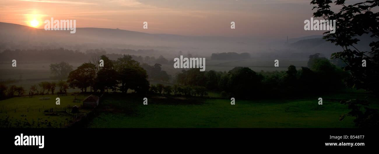 Sunrise over the castleton valley in inglese il parco nazionale di Peak District con illuminazione alba e la nebbia della distanza Foto Stock