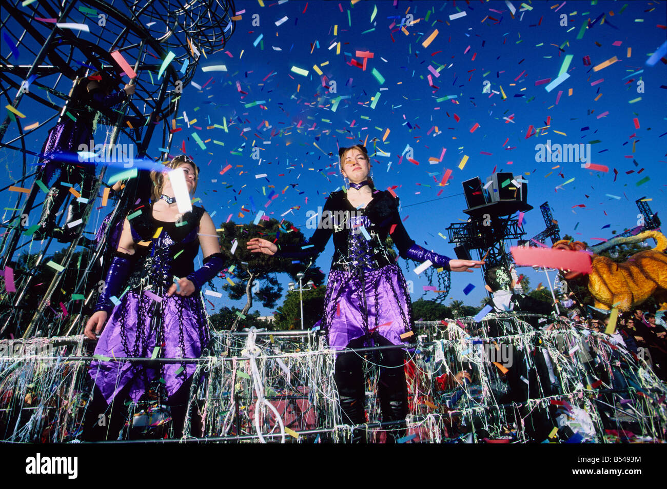 Ragazza prendere autoritratto dopo festa di Carnevale. Selfie di giovane  donna con grandi divertenti occhiali da sole e garland carnevale sdraiato  sull'erba Foto stock - Alamy