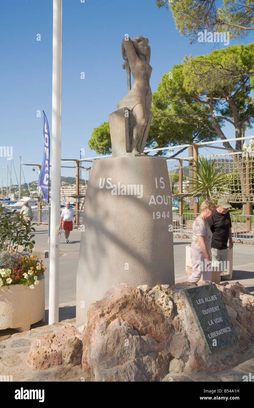 Una scultura al porto ricorda l arrivo di truppe alleate in Sainte-Maxime al Cote d Azur / Provence il 15 agosto 1944 Foto Stock