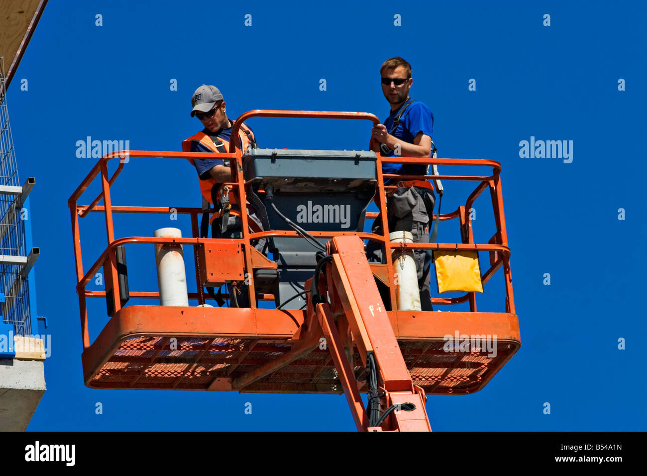 Costruzione / lavoratori utilizzano un cherry picker per lavorare in modo sicuro ad altezze.Geelong Victoria Australia. Foto Stock