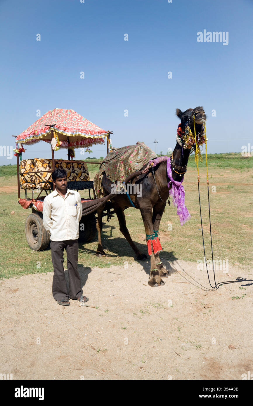 Un cammello indiano taxi e il suo driver, Rajasthan, India Foto Stock