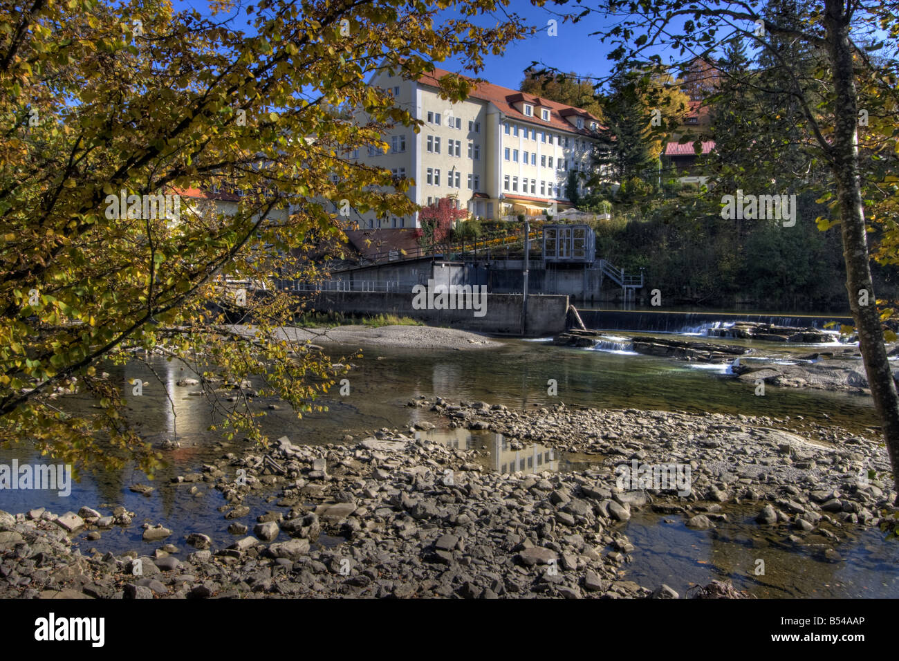 Il Kempten riverside sull'Iller in autunno in Germania Foto Stock