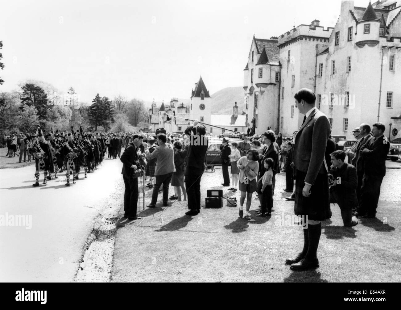 Atten-Shun! La sua grazia il duca di Atholl, ha il suo proprio esercito privato, la Atholl Montanari. Il duca, comandante dei montanari, il solo esercito privato in Europa rassegne le sue forze prima di marciare in azione. Non è purtroppo contro alcuni rapinatore barone o cavaliere upstart. Invece il bersaglio era la cattura di più i turisti per il Duca di Perthshire castello, Scozia. Ed è stata missione compiuta come centinaia di spettatori hanno affollato i prati di guardare i montanari in revisione da loro comandante Foto Stock