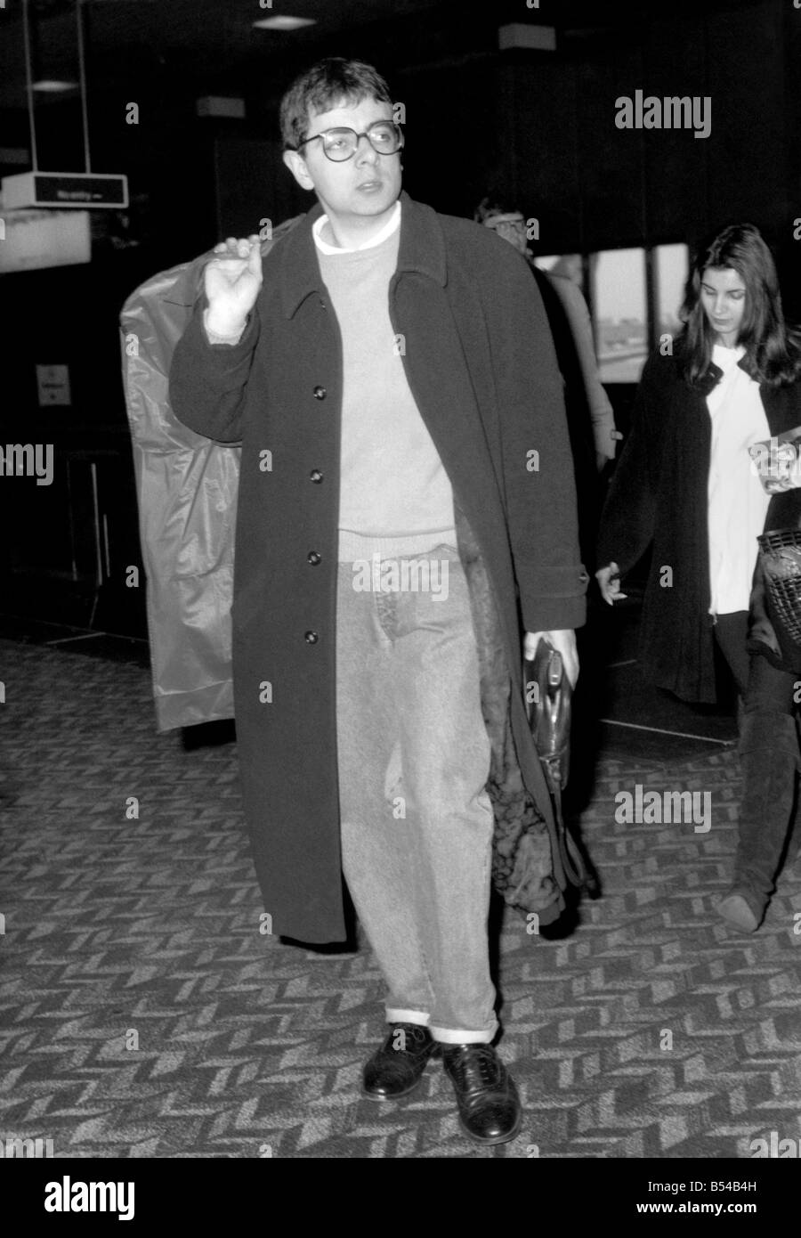 Rowan Atkinson in partenza dall'aeroporto di Heathrow con la ragazza di mistero creduto di essere chiamato Sastry, a New York il Concorde. ;Feb. 19 Foto Stock