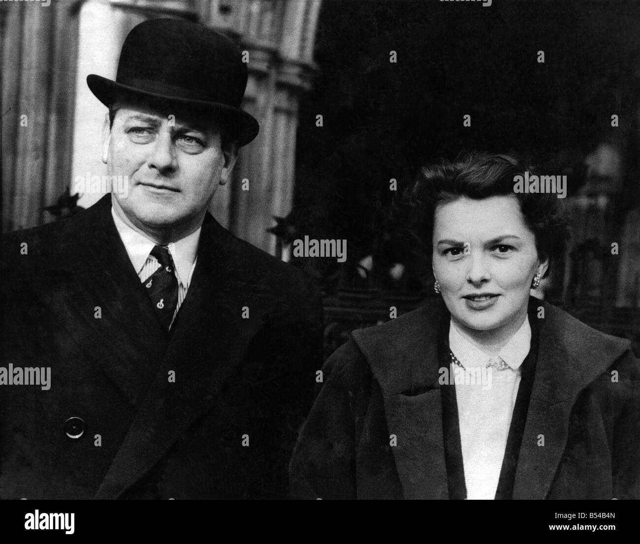 William Battersby e moglie, Margharita rumore in appartamenti case. Febbraio 1953 P017104 Foto Stock