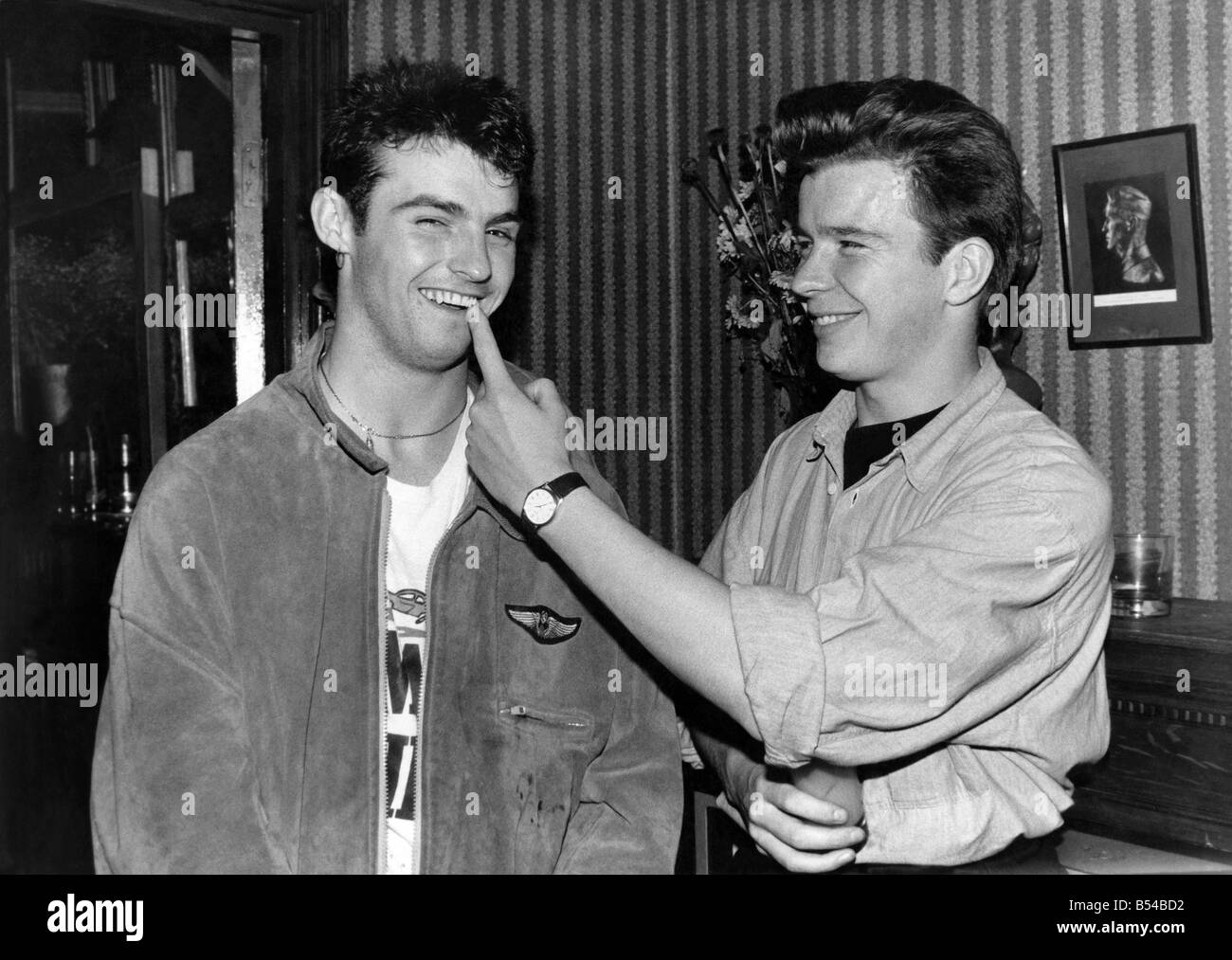 Rick Astley con Wet Wet il cantante Marti Pellow sotto le luci della ribalta. Settembre 1987 P017189 Foto Stock