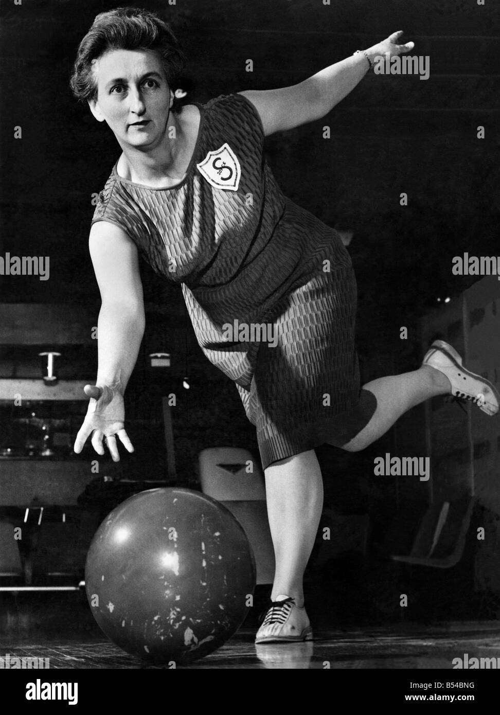 La sig.ra Joyce Atherton,40, di Long Lane, Chadderton, Lancs chi è finalista per il Daily Mirror ten pin bowling Womens handicap singolo a Wembley Sabato, 17 luglio. visto in azione a sua 'home' bowling a Oldham. Luglio 1965 P017252 Foto Stock
