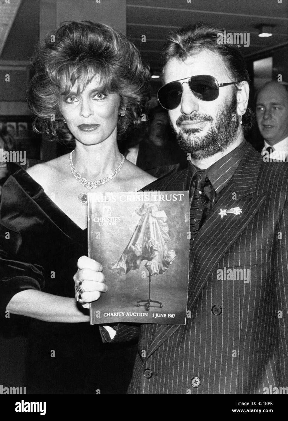 Musica di intrattenimento ex Beatte Ringo Star con sua moglie Barbara Bach ad un asta di Christies di Londra.;Giugno 1987 ;P017263 Foto Stock