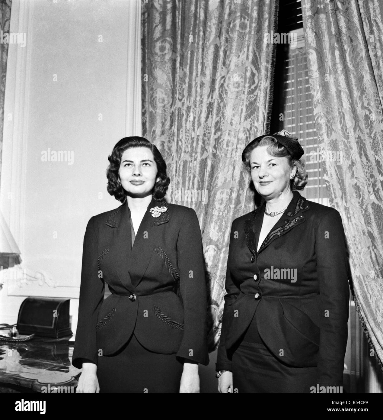 Foto di sua maestà imperiale Soraya Pahlavy, la regina di Persia che è semplicemente trascorrere una quindicina di giorni a 3 settimane a Roma per riconquistare la sua mancanza di salute. ;Maggio 1953 ;D2259-004 Foto Stock