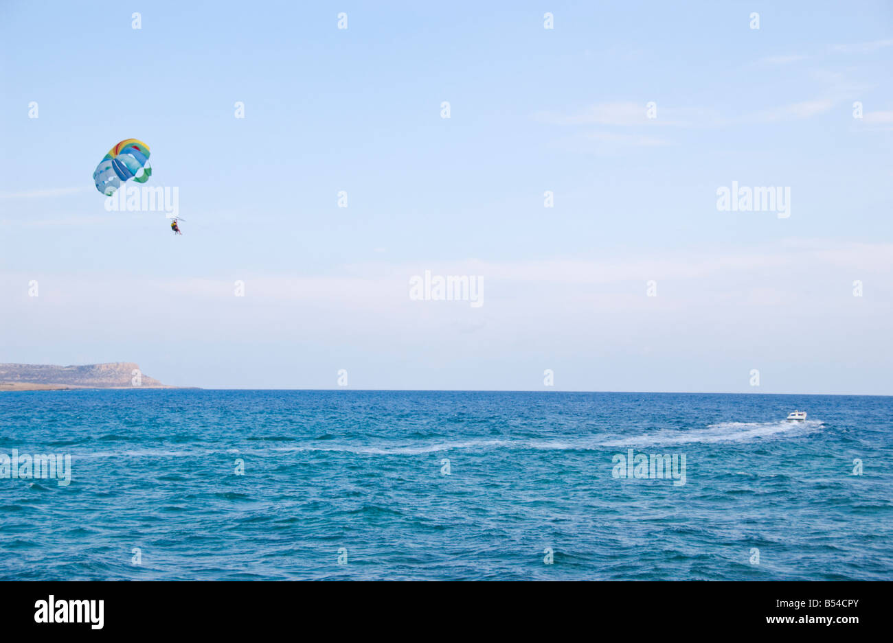 Parapendio off Ayia Napa sull'isola Mediterranea di Cipro UE Foto Stock