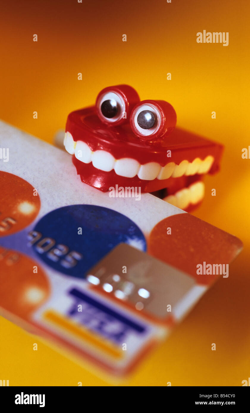 Carta di credito afferrata in denti di orologeria Foto Stock