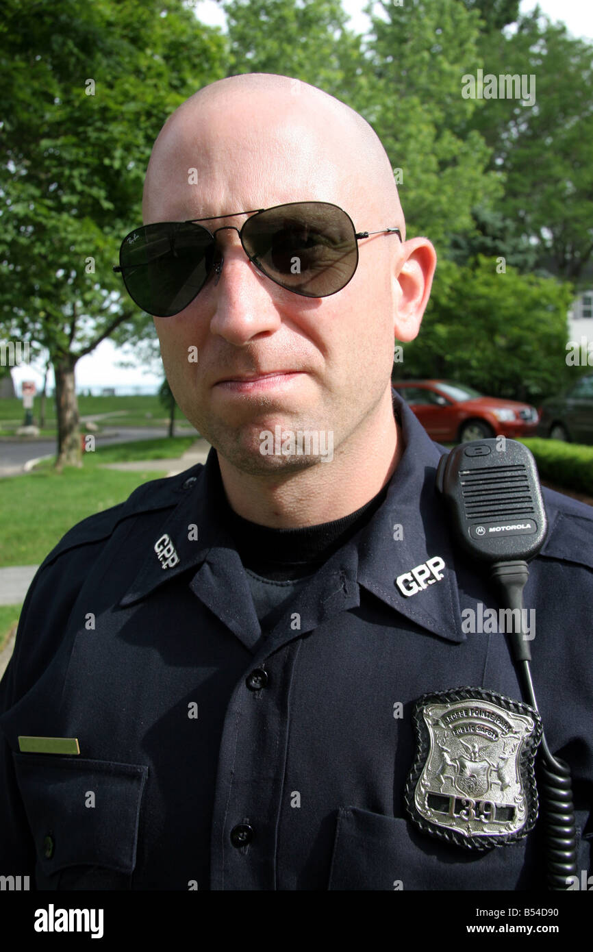 American cop indossando un paio di Ray Ban occhiali da sole Foto Stock