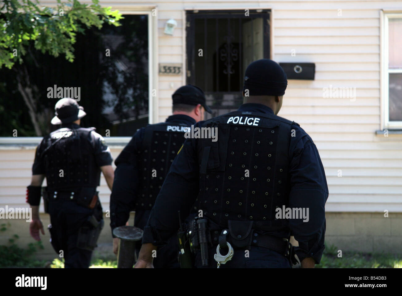 Funzionari di polizia da Detroit approccio Narcs una casa sospettato di trattare la droga Foto Stock