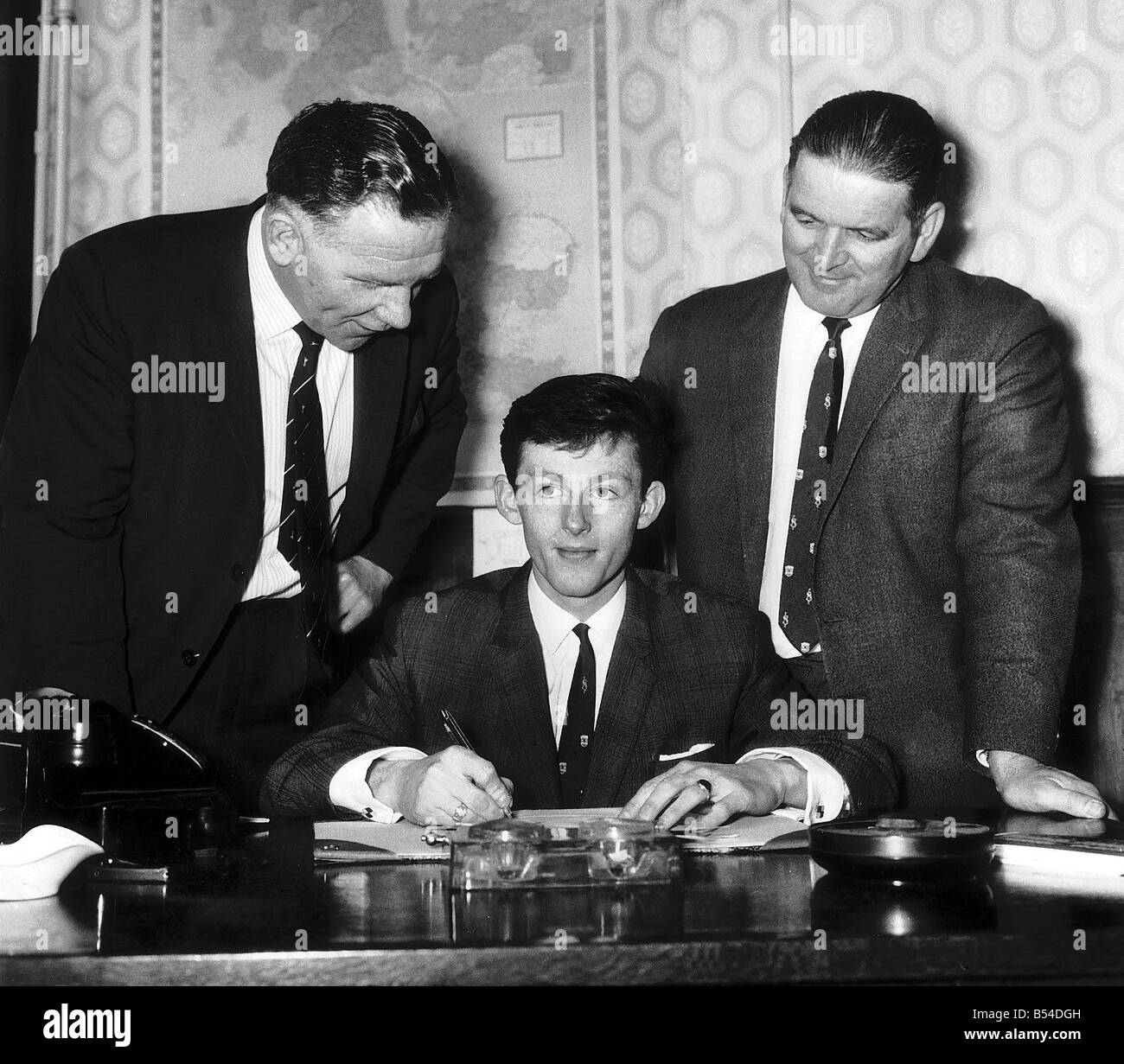Jim Robertson firma per il Tottenham Hotspur Marzo 1964 per 23 000 da St Mirren guardato da manager Bill Nicholson sinistra Foto Stock