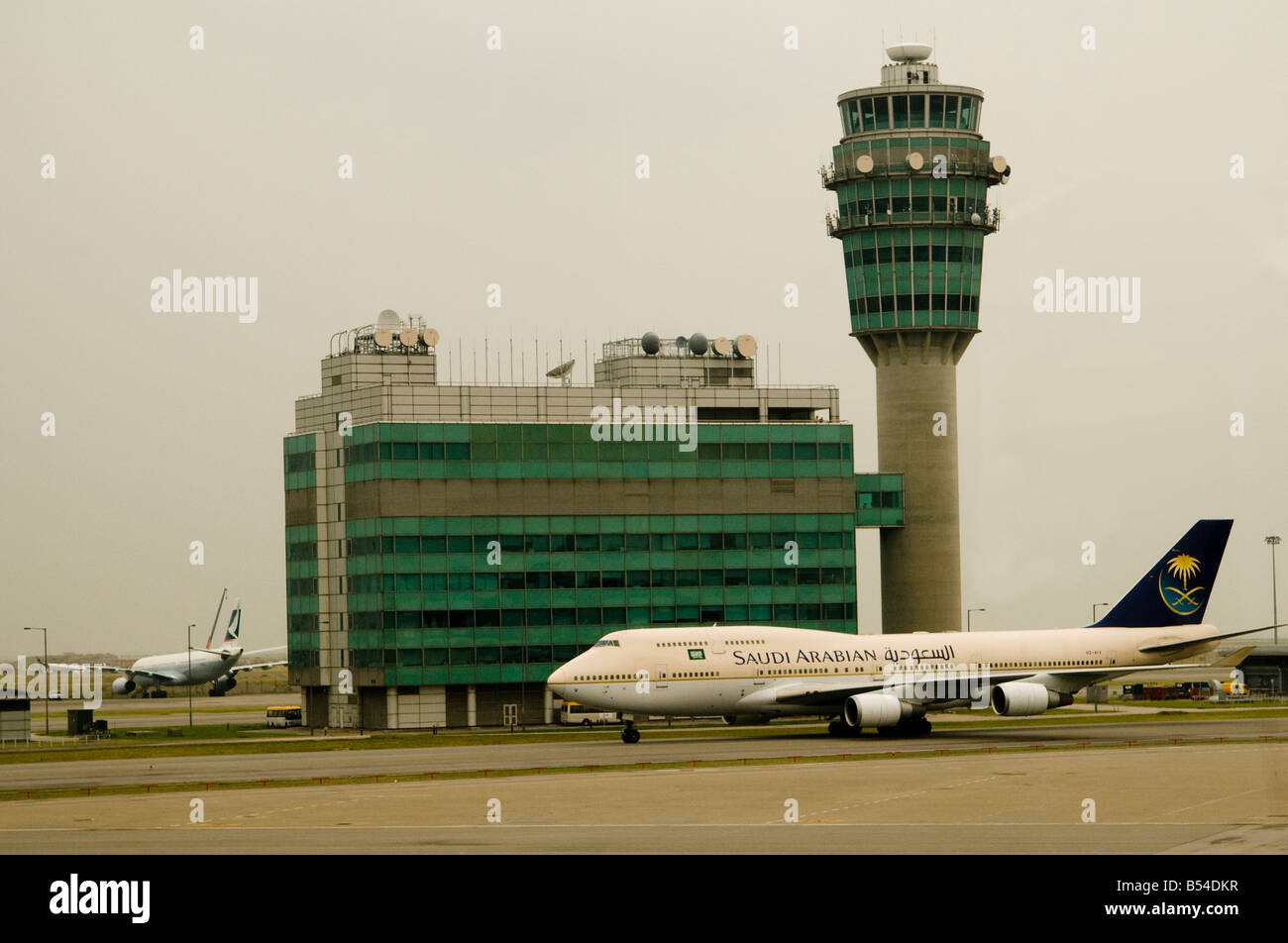 Un Boeing 747 della Royal Saudi airlines fa il suo cammino verso la porta all'Aeroporto Internazionale di Hong Kong. Foto Stock