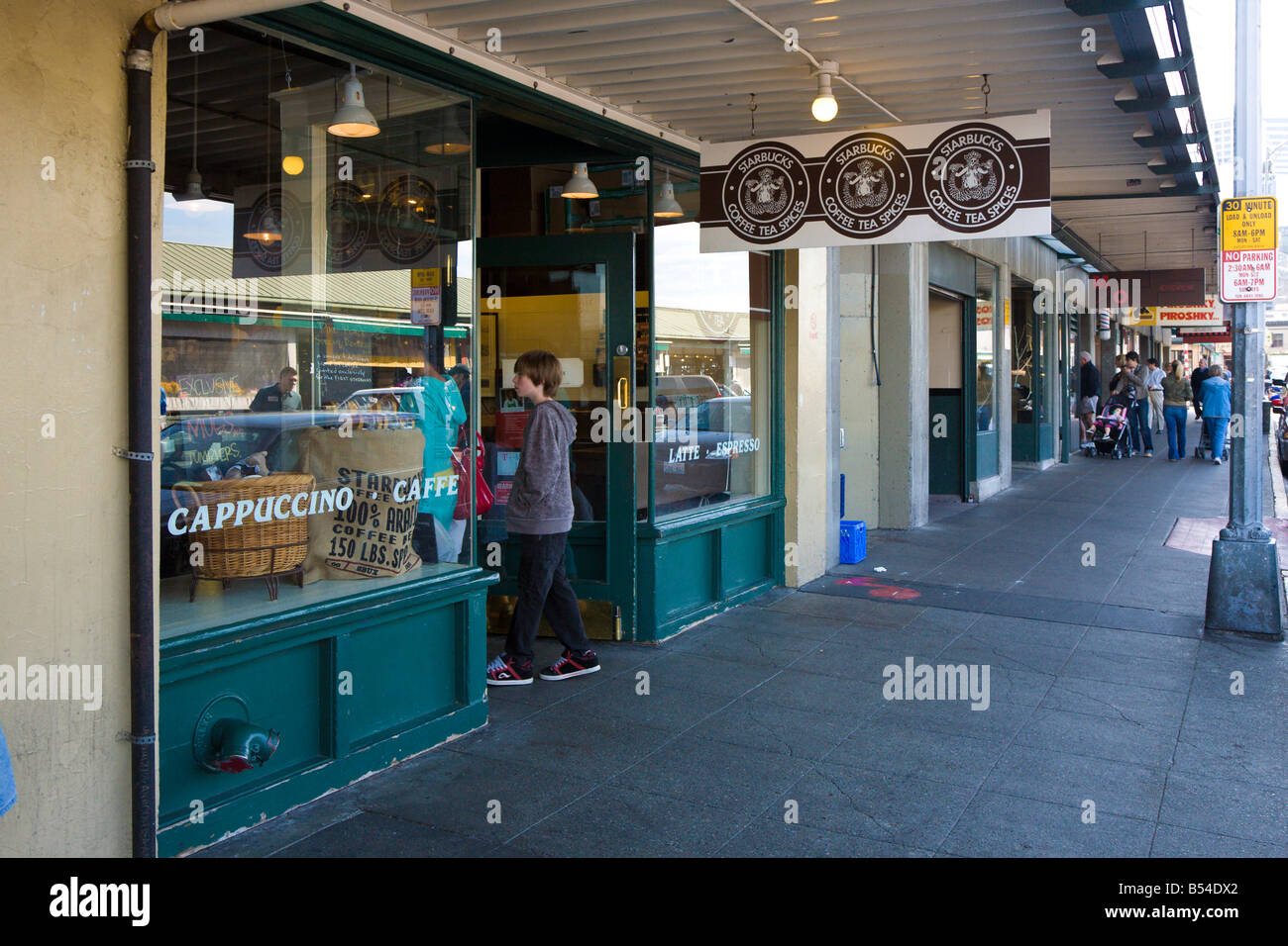 Esterno del primo originale Starbucks Coffee shop a Seattle, Washington Foto Stock