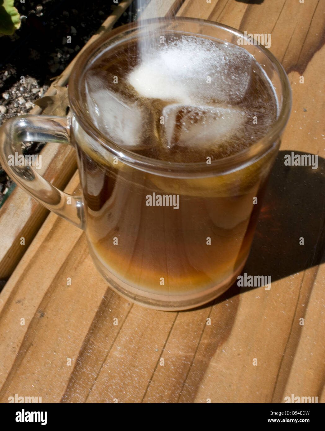 Ancora vita tè freddo in vetro chiaro con o senza zucchero Foto Stock