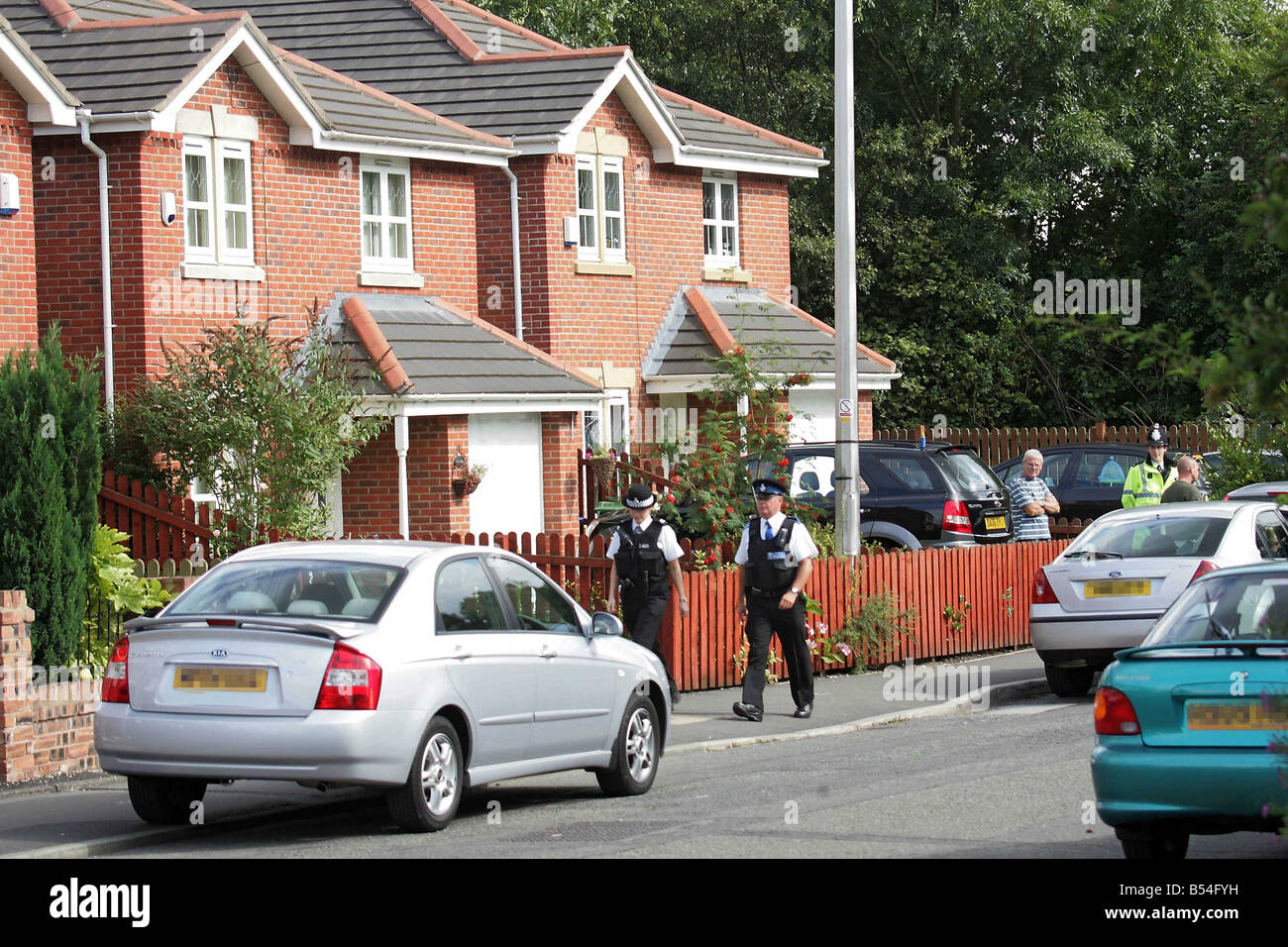 Polizia a scena del crimine in Station Road Padgate Warrington dove 47 anni Newlove Garry è stato picchiato al di fuori della sua casa a seguito di un alterco con una gang di giovani egli è morto più tardi dai suoi infortuni Foto Stock