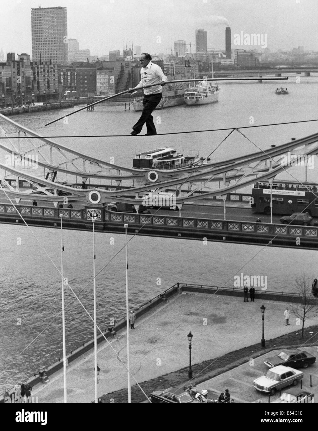 Karl Wallenda passeggiate con successo 100 piedi sopra il terreno vicino al Tower Bridge, Londra oggi. &#13;&#10;Novembre 1976 &#13;&#10; Foto Stock