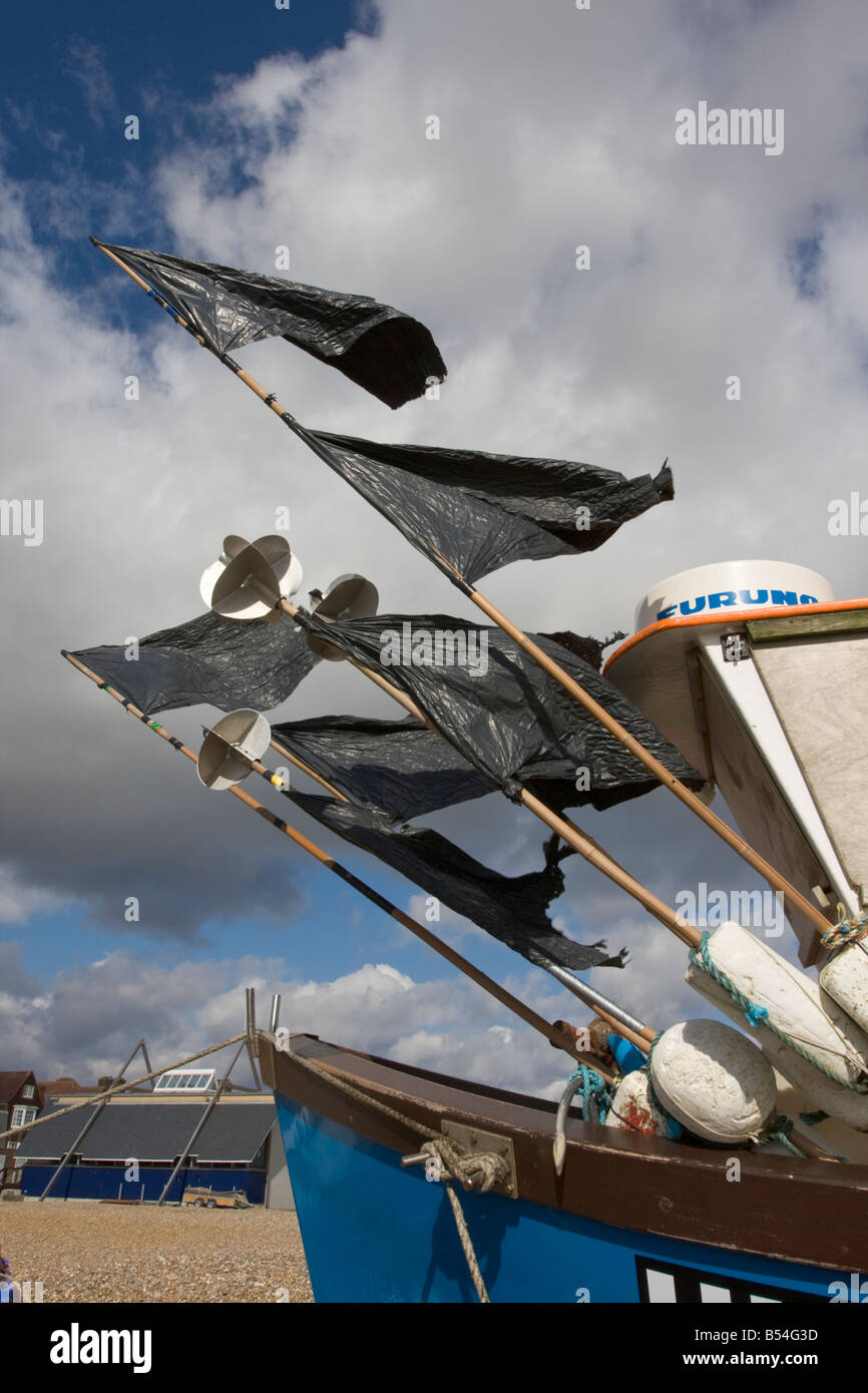 Bandiere attaccato a boe su una barca da pesca sulla spiaggia di Aldeburgh Foto Stock