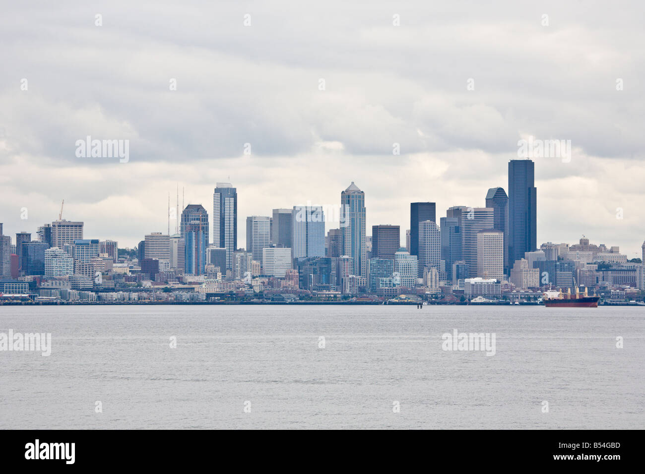 Lo skyline di Seattle su un tipico giorno nuvoloso da Elliot Bay Foto Stock
