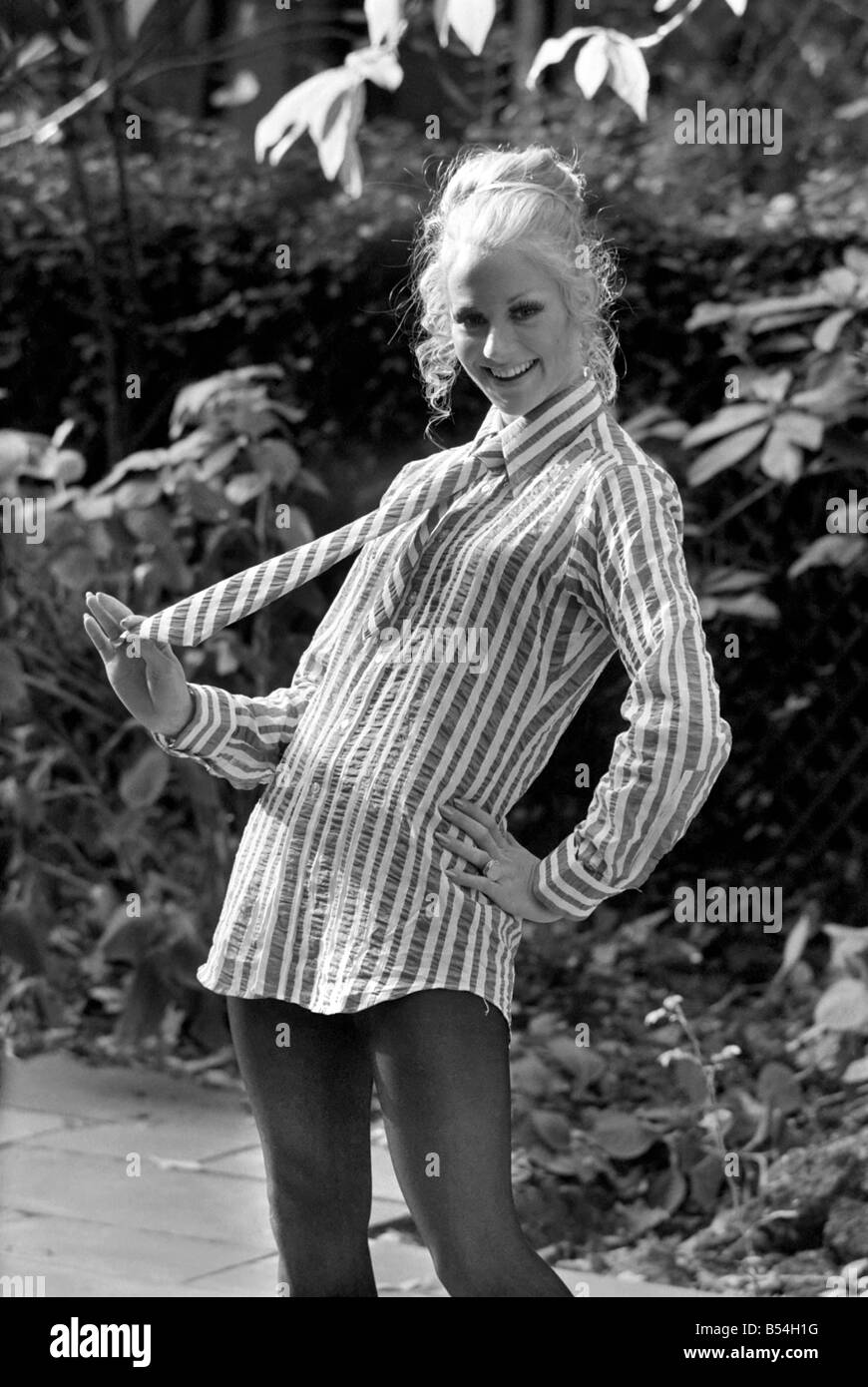 Oggi presso la Casa del Parco, Rutland Gate, London, Felicity Carston mostrava una collezione di uomo Camicie su misura per le donne. Zena Clifton in " Alberta', un verde oliva e bianco seersucker camicia e cravatta corrispondenti,;Ottobre 1969 ;Z10426-001 Foto Stock