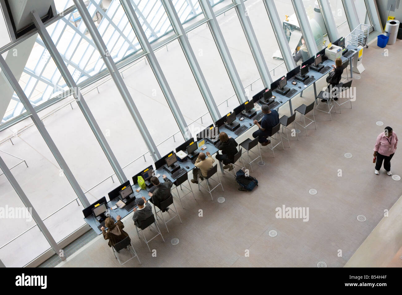 Interno della Biblioteca Pubblica di Seattle lobby in Downtown Seattle Washington Foto Stock