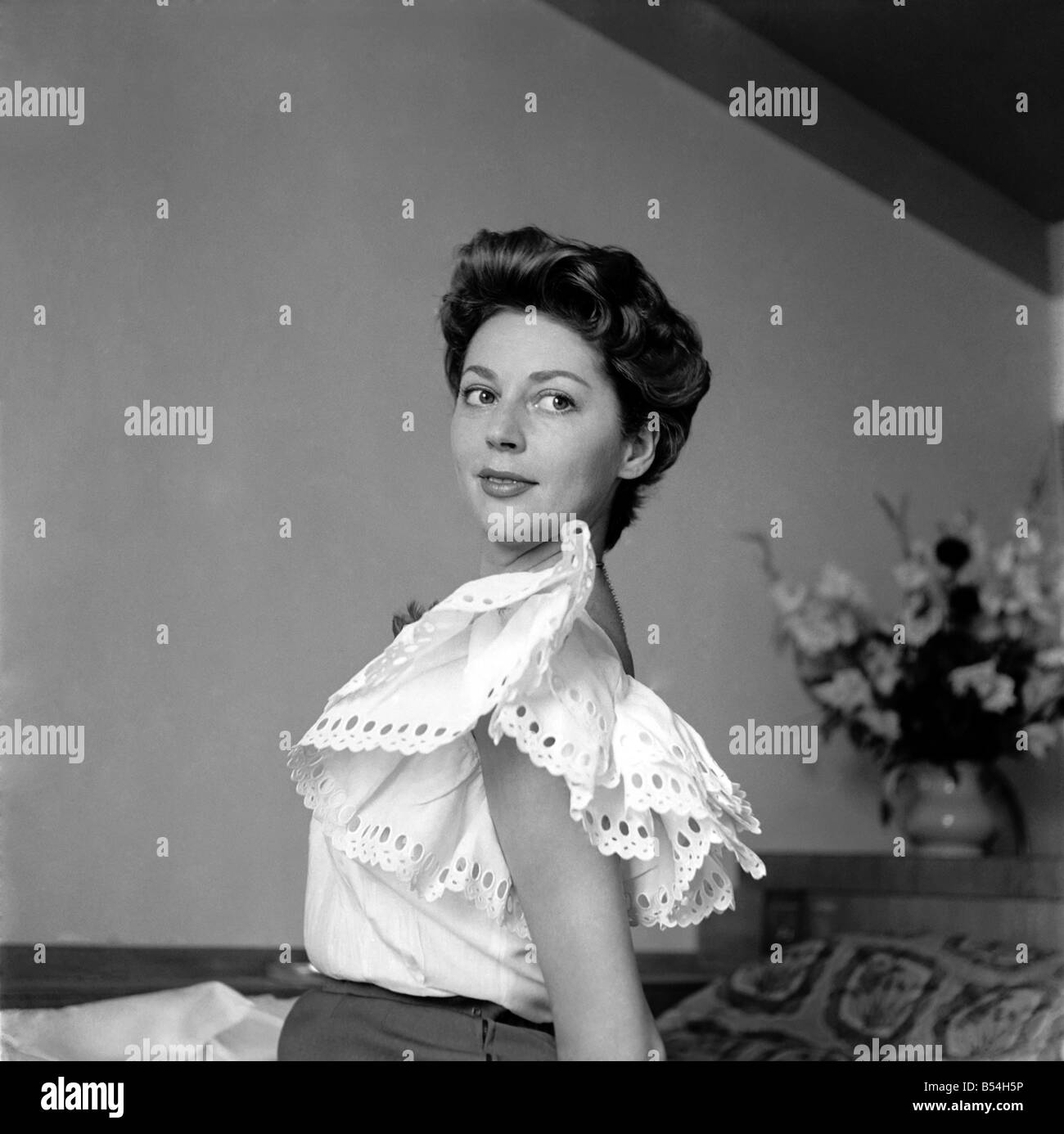 27 anno vecchio film francese attrice Anne Vernon, fotografata nel suo Savoy river suite. Lei comincerà le prove per la produzione di Broadway del " piccolo capanno' in riproduzione al Lyric. Blue-eyed brunette Mlle. Vernon è detto di avere la più bella bocca in tutto il mondo. ;Luglio 1953 ;D3746 Foto Stock