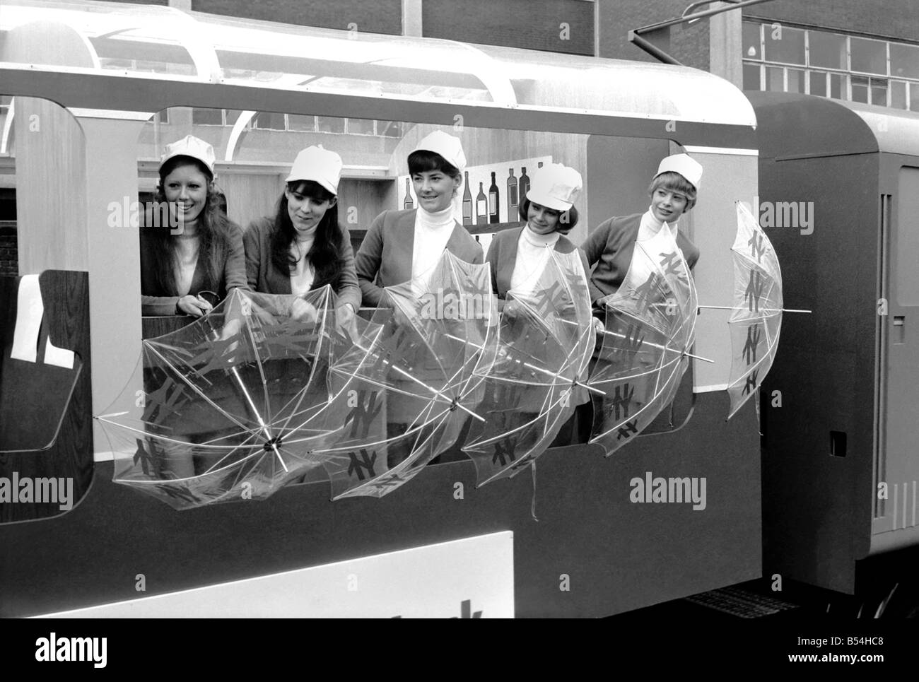 La British Rail stanno contribuendo al signore sindaco di spettacolo con una sezione di una sala da pranzo e la traversina auto del presente sistema. Oggi a Liverpool street il signore sindaco di mostrare presentano era sulla vista. La British Rail hotesses nella mostra, fotografata accanto il signore sindaco di mostrare presentano. Novembre 1969 ;Z10700-001 Foto Stock