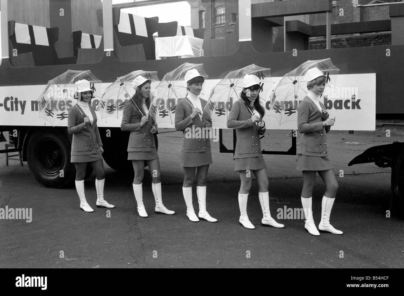 La British Rail stanno contribuendo al signore sindaco di spettacolo con una sezione di una sala da pranzo e la traversina auto del presente sistema. Oggi a Liverpool street il signore sindaco di mostrare presentano era sulla vista. La British Rail hotesses nella mostra, fotografata accanto il signore sindaco di mostrare presentano. Novembre 1969 ;Z10700-002 Foto Stock
