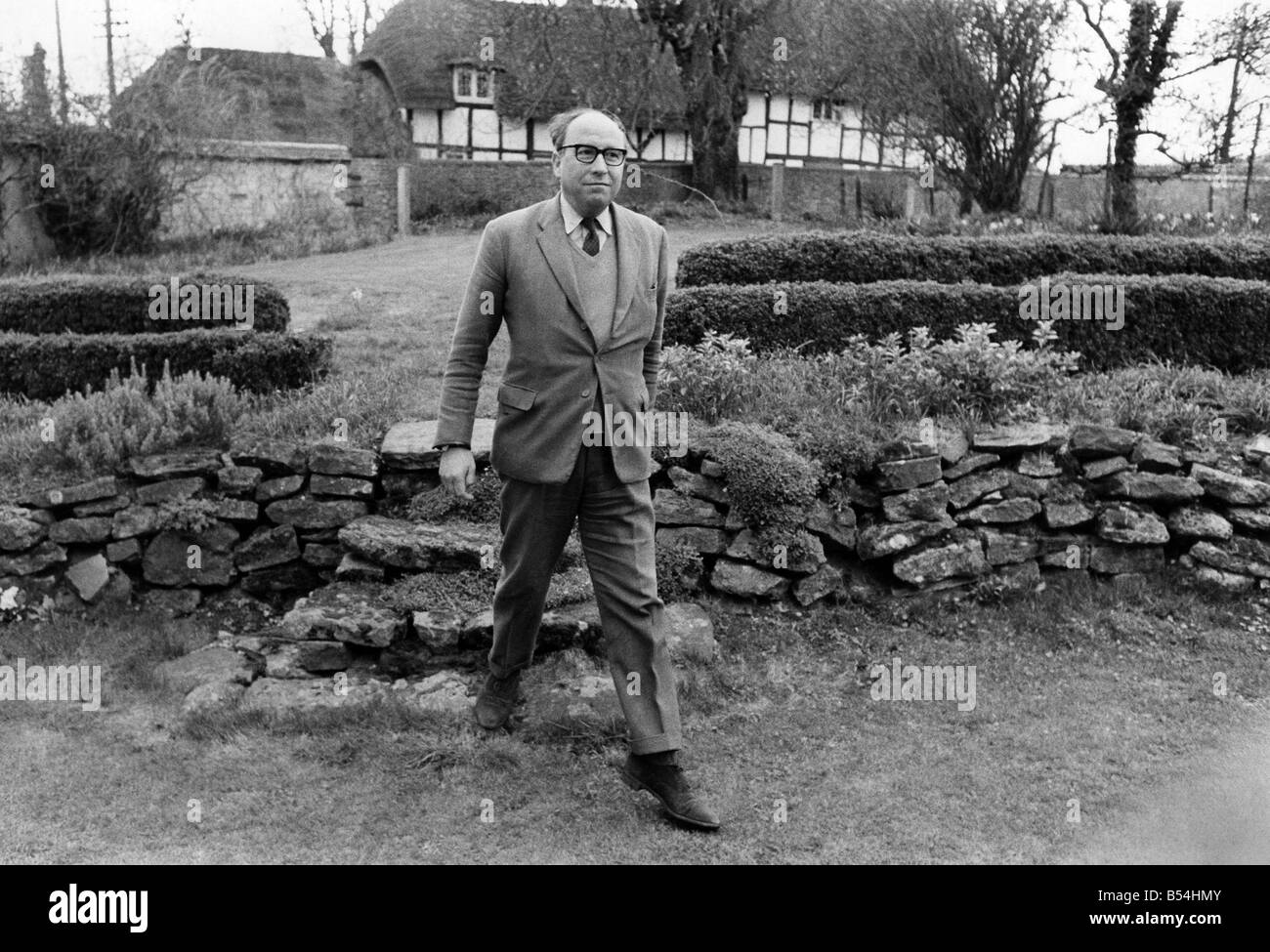 Il sig. Roy Jenkins, presso la sua casa di campagna a East Hendred, Berks. Aprile 1969 P011424 Foto Stock