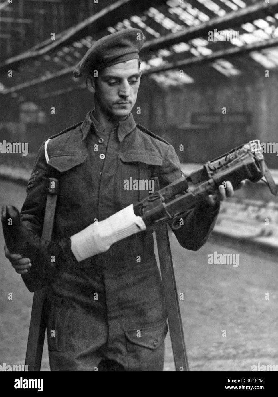 Sargeant James Hyndam di Newport, uno dei sessanta uomini che hanno perso gli arti. Foto con la sua casa fatta arto - realizzata nel campo di prigionia di bit dispari di metallo in legno e in pelle. Ottobre 1945 ;P011629 Foto Stock
