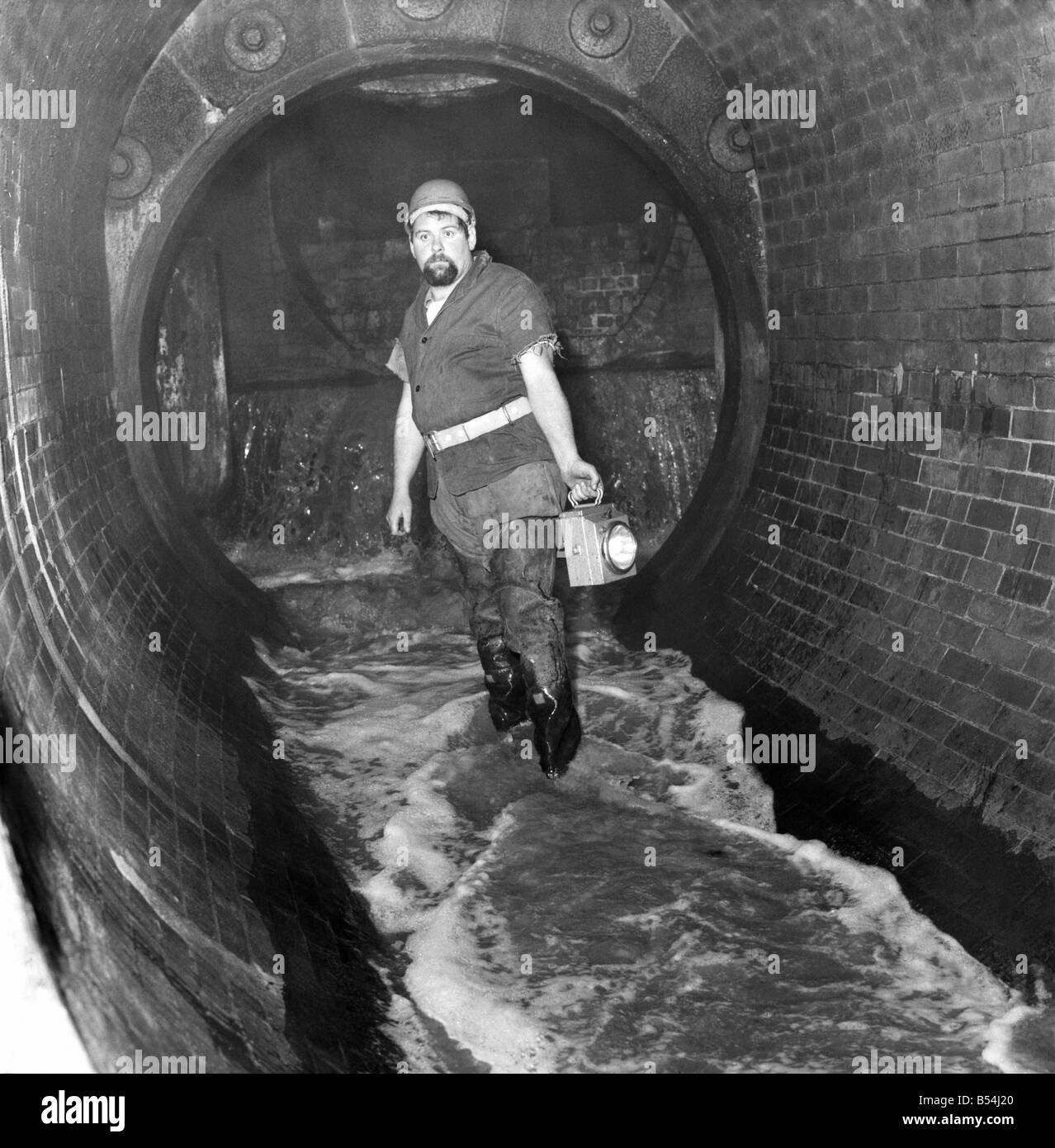 L' uomo che vuole mettere le centinaia di miglia di Londra fognature sulla mappa come una attrazione per i londinesi sono andati al di sotto a Clampham stazione Nord e ha preso un giro di ispezione. Egli è stato il Sig. Ellis Hillmann. Michael Colwell età 29 un sewerman la rapida esecuzione di cascata al di sotto di Londra. Dicembre 1969 Z11692 Foto Stock