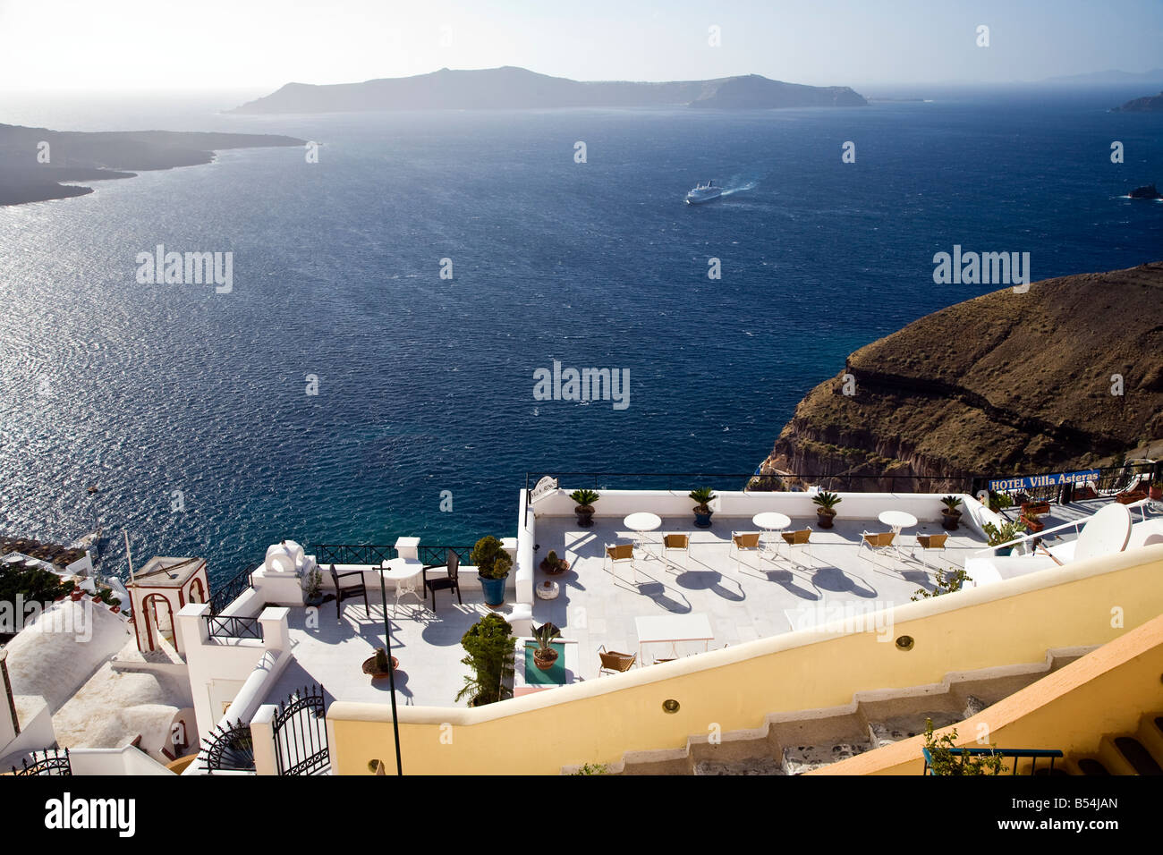 Patio con vista Fira Santorini Cyclades Grecia Foto Stock