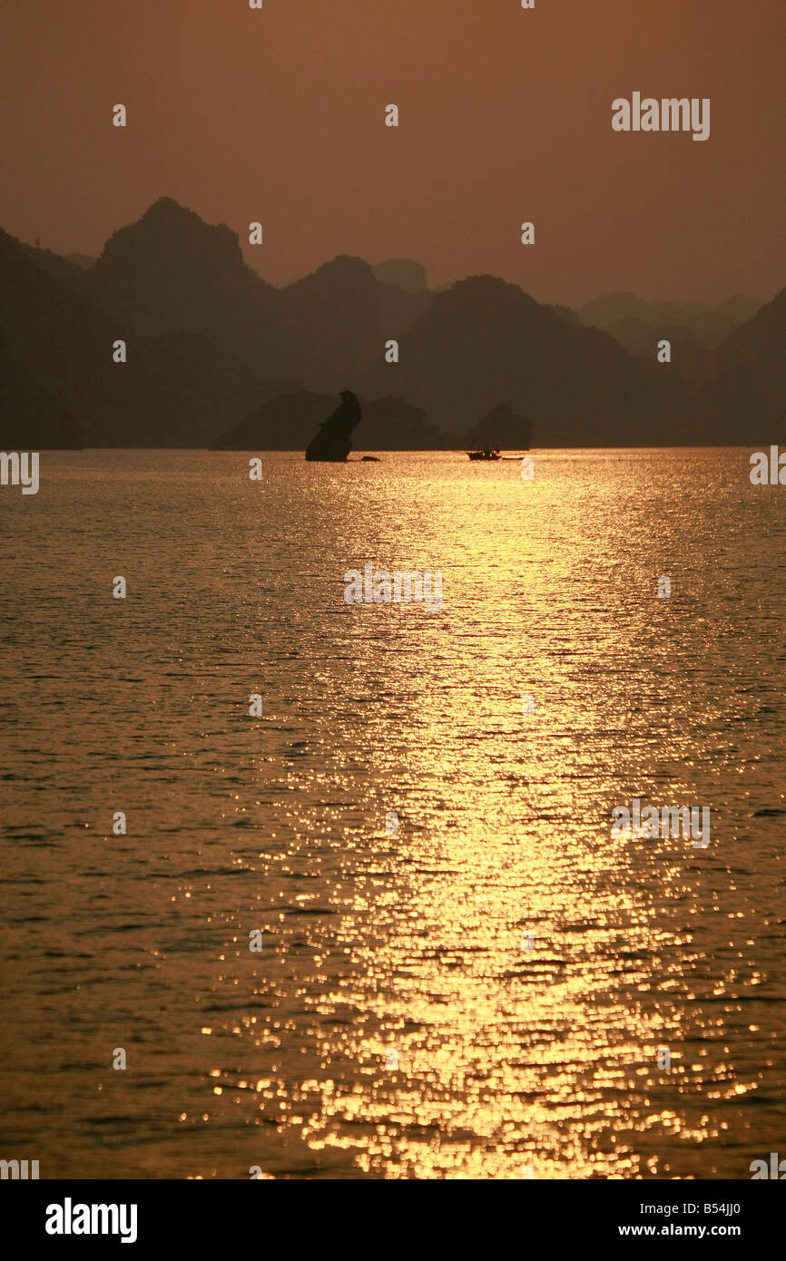 Tramonto sulla baia di Halong, Golfo del Tonchino, Vietnam Foto Stock