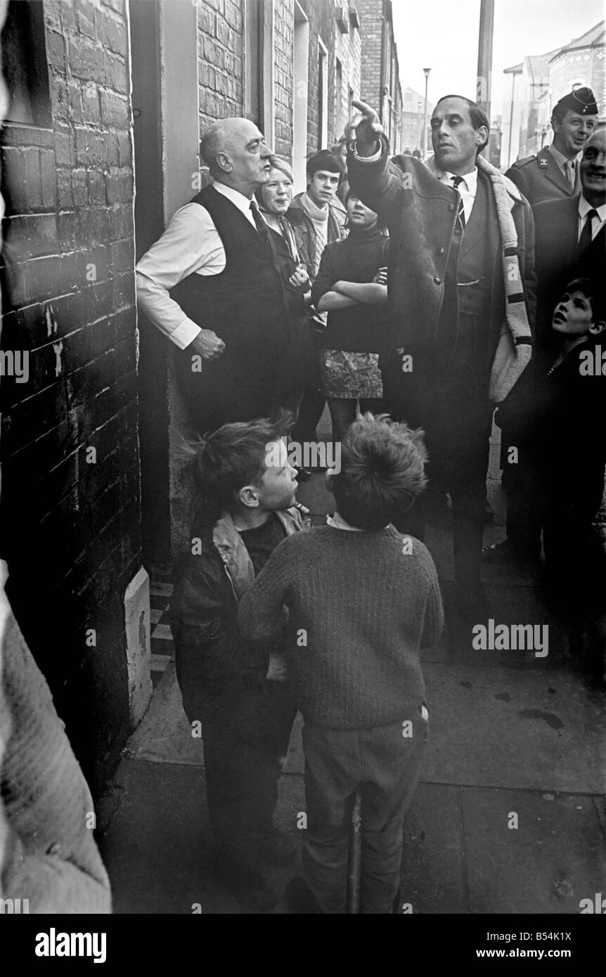 Jeremy Thorpe visite aree di tumulto di Belfast. L'Irlanda del Nord. Thorpe e circondato da amusers a Falls Road. Ottobre 1969 Foto Stock