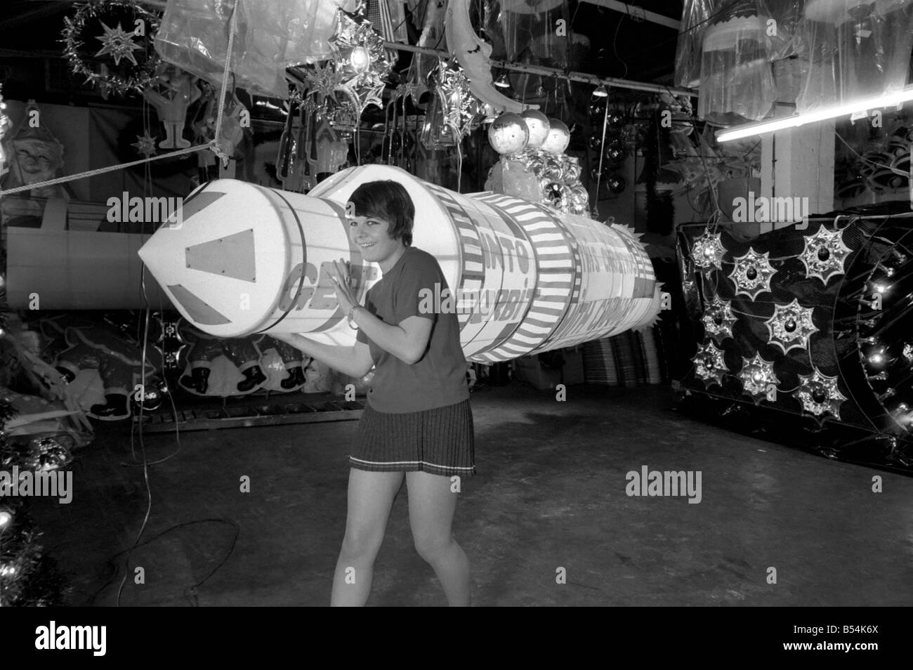 Entrare in orbita è il tema di questo anno le luminarie di Natale in Carnaby Street. Il sollevamento del razzo è Michelle Futter (17) da Martlesham, Suffolk. Novembre 1969 Z10876-001 Foto Stock