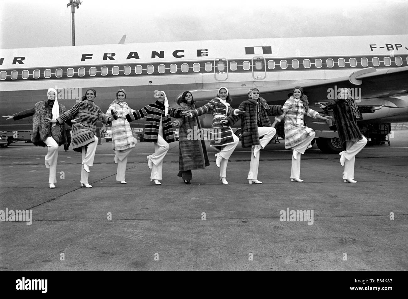 La British Rail stanno contribuendo al signore sindaco di spettacolo con una sezione di una sala da pranzo e la traversina auto del presente sistema. Oggi a Liverpool street il signore sindaco di mostrare presentano era sulla vista. La British Rail hotesses nella mostra, fotografata accanto il signore sindaco di mostrare presentano. Novembre 1969 Z10700-001 Foto Stock