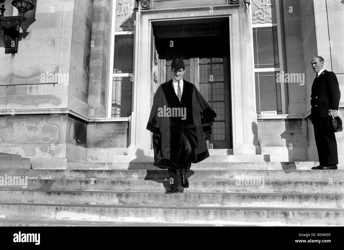 Southampton skipper Terry Paine a prescindere da vari interessi aziendali è ora un consigliere con Southampton Borough consiglio. Terry ha recentemente aperto ancora un altro business venture, un fruttivendolo. ;Terry lascia il Southampton Municipio passando un abbraccio di armi al Sergente Sig. Charles Watson. ;Novembre 1969 ;Z10978-007 Foto Stock