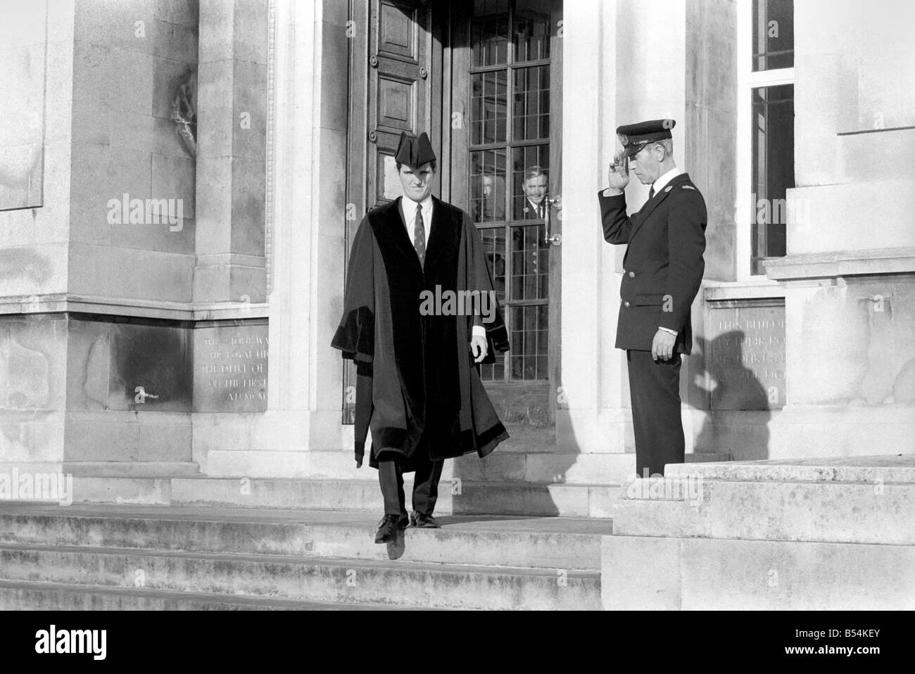 Southampton skipper Terry Paine a prescindere da vari interessi aziendali è ora un consigliere con Southampton Borough consiglio. Terry ha recentemente aperto ancora un altro business venture, un fruttivendolo. ;Terry lascia il Southampton Municipio passando un abbraccio di armi al Sergente Sig. Charles Watson. ;Novembre 1969 ;Z10978-009 Foto Stock