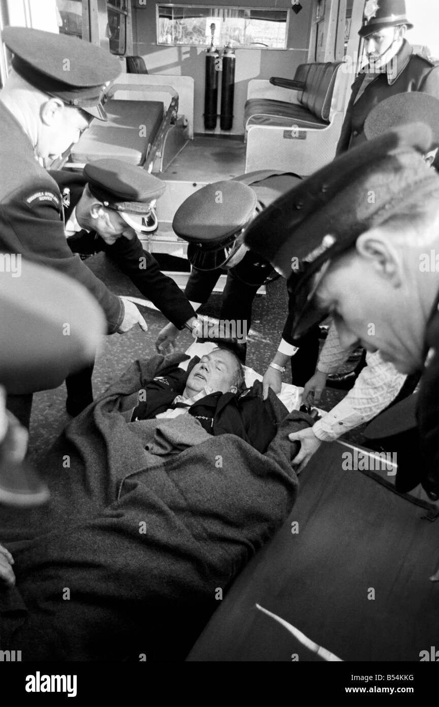 Swansea manifestazione contro la visita del Sud Africa di rugby e politica di apartheid. Sgt. Hubert Robins di Sketty, Swansea Polizia, giace ferito in ambulanza uomini dare il trattamento, egli è stato portato in ospedale. Novembre 1969 Z11072-002 Foto Stock